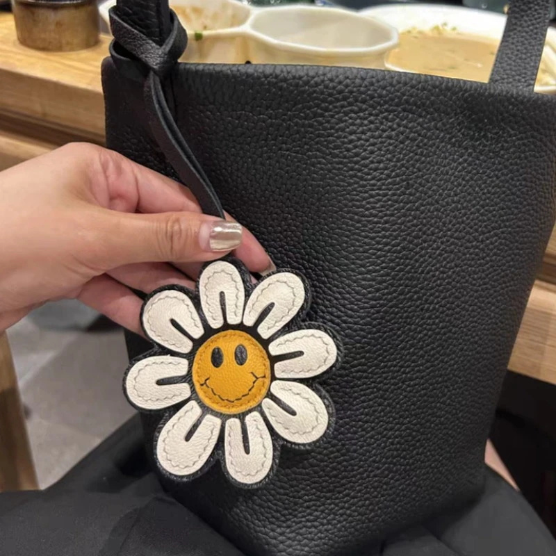 Car Accessories Gift Ideas - 1個のひまわりの楽しい顔の花のキーホルダー、フェイクレザーの車のアクセサリー、バッグや電話用のファッショナブルな装飾、ギフトアイデア
