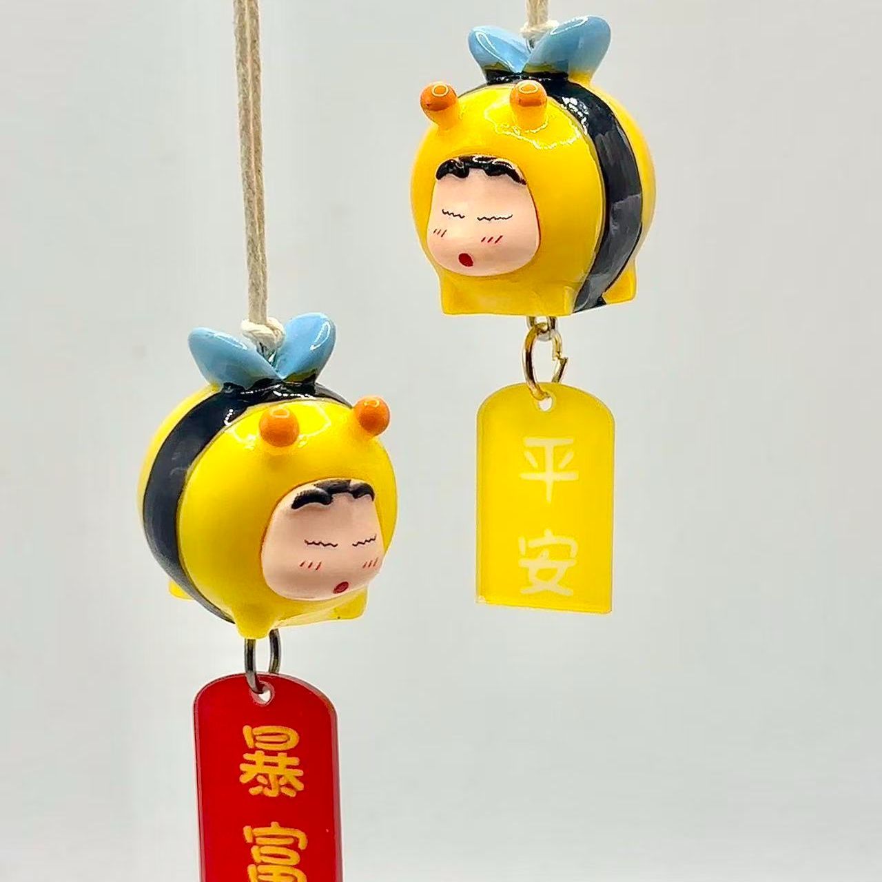 Car Accessories To Buy - クレヨンしんちゃん ハチのコスプレフィギュア 車用吊り下げペンダント バックミラーオーナメント 車内装飾 ラッキーデコレーション
