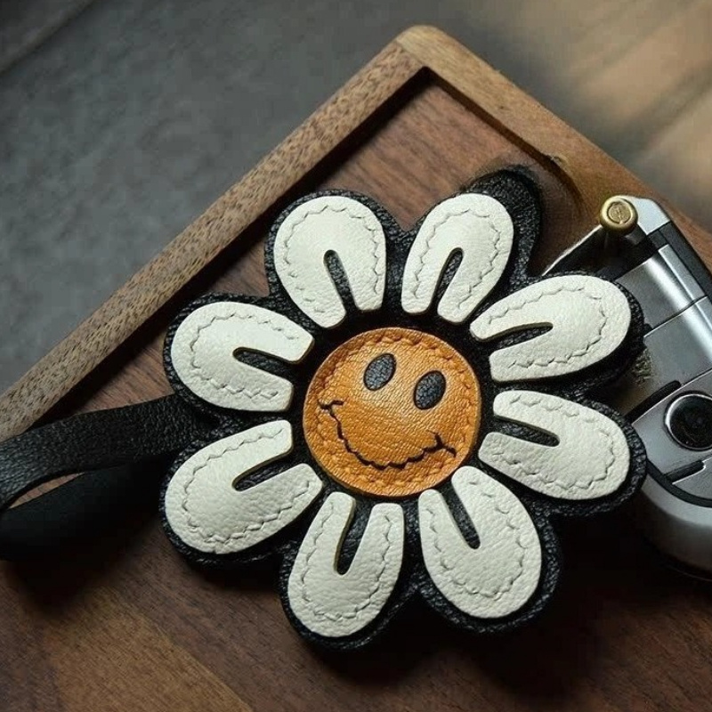 1個のひまわりの楽しい顔の花のキーホルダー、フェイクレザーの - Car Accessories Gift Ideas のレビューと価格