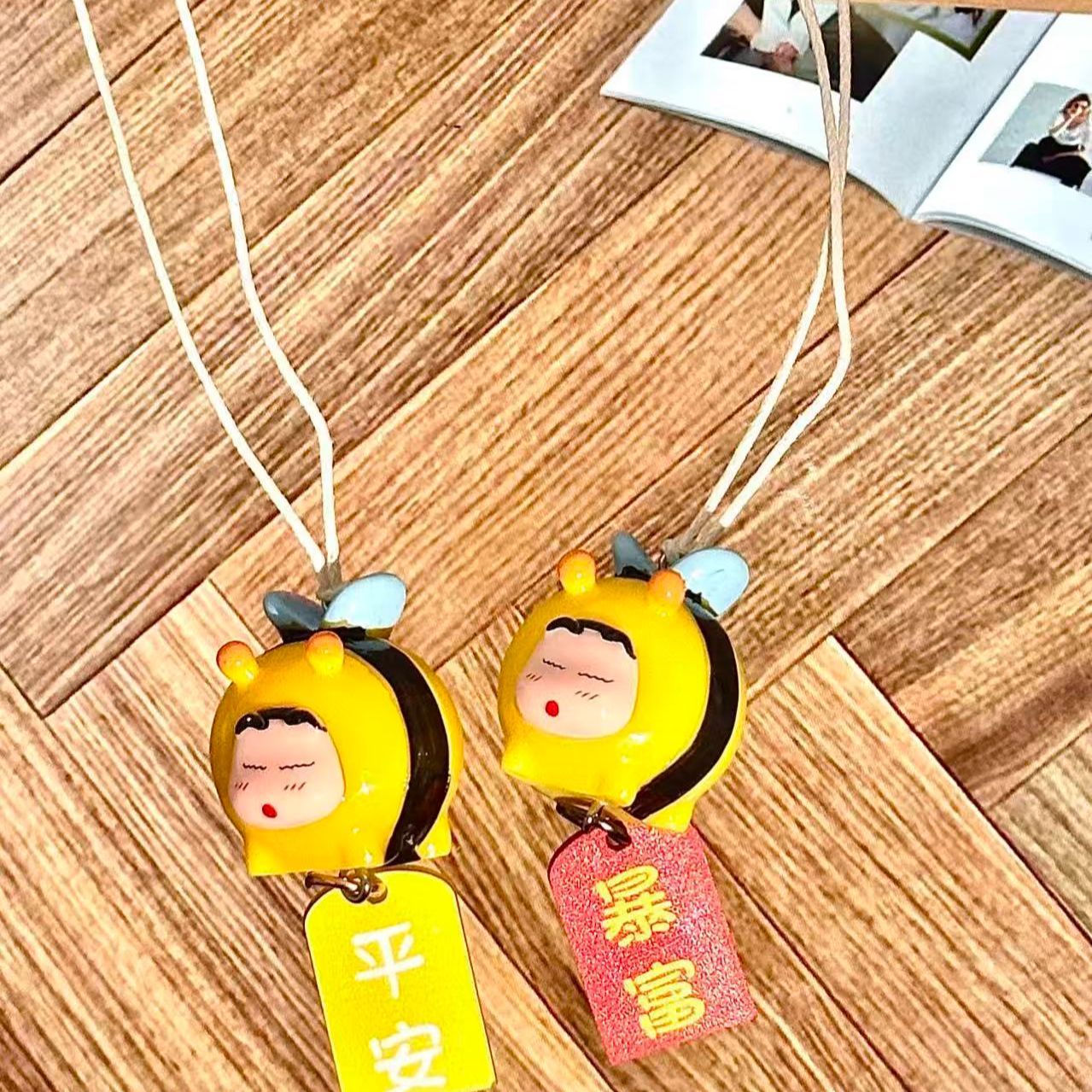 クレヨンしんちゃん ハチのコスプレフィギュア 車用吊り下げペ - Car Accessories To Buy のレビューと価格