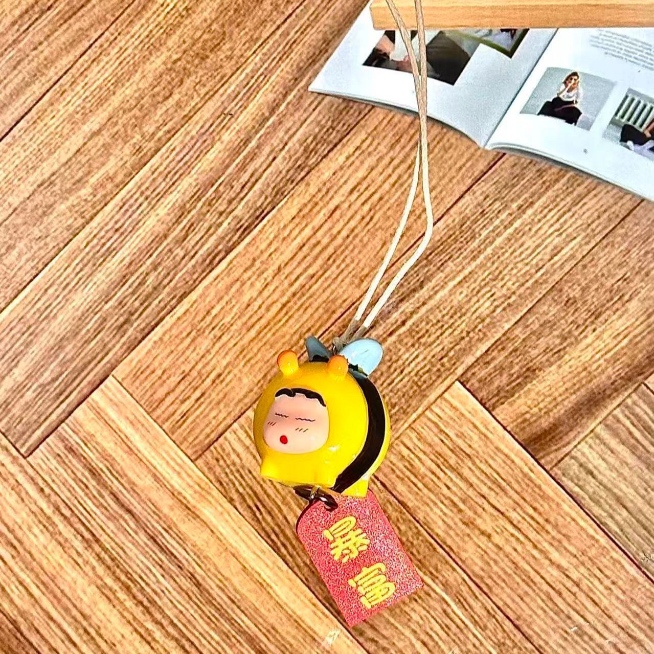 クレヨンしんちゃん ハチのコスプレフィギュア 車用吊り下げペ - Car Accessories To Buy のレビューと価格